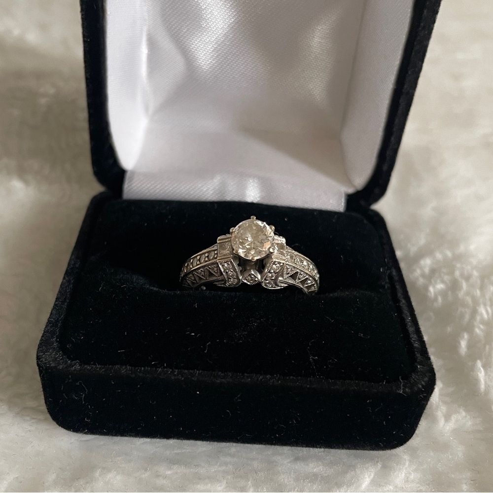 Elegant 18K white gold Diamond vintage ring